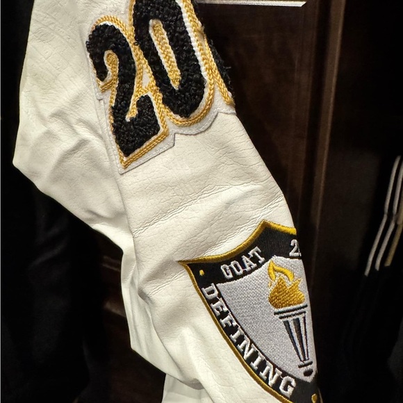 Sneaker gallery Chicago GOAT  Varsity Jacket MEDIUM new with tags faux leather - Picture 9 of 9